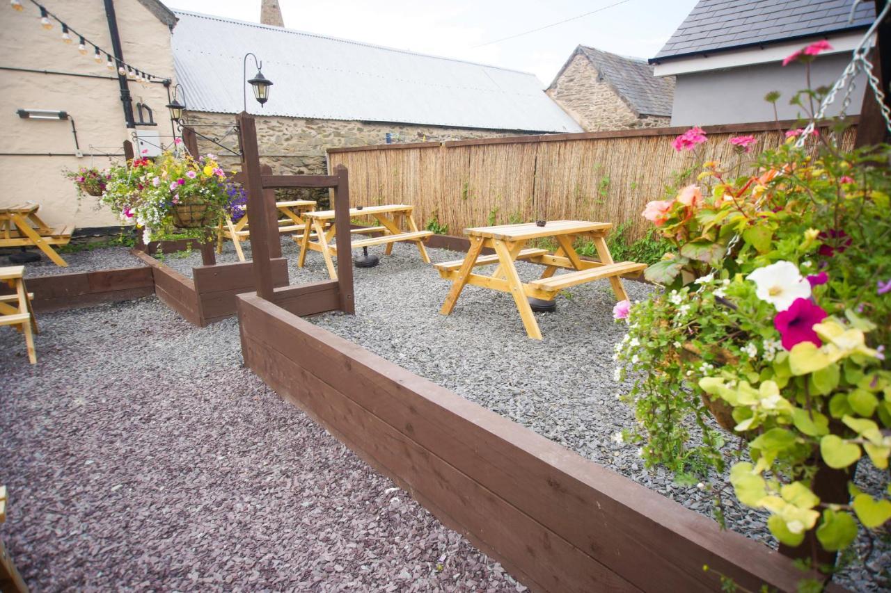 The Dudley Arms Llandrillo Exterior photo